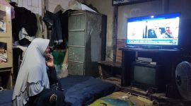 Warga Desa Sukabangun, Kabupaten Bengkayang, Kalimantan Barat dapat menikmati hiburan di televisi semenjak listrik hadir di desa mereka.