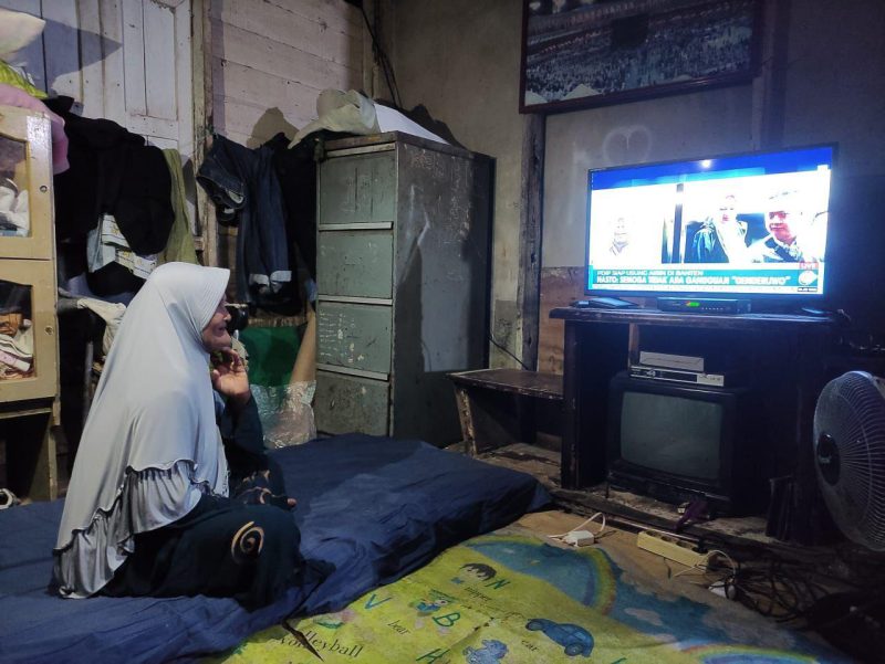 Warga Desa Sukabangun, Kabupaten Bengkayang, Kalimantan Barat dapat menikmati hiburan di televisi semenjak listrik hadir di desa mereka.