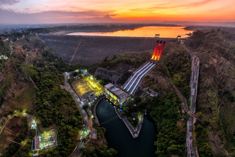 PLN terus mengembangkan pemanfaatan energi baru terbarukan untuk pembangkit listrik sebagai wujud implementasi prinsip ESG. Salah satu pembangkit EBT yang dikelola oleh PLN adalah PLTA Sutami di Kabupaten Malang, Jawa Timur.
