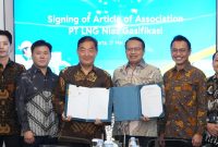 Kiri ke Kanan: Lee Seok Hwa, PT Berkat Samudra Gemilang Lines, Chang Jiwoong, Business Development Manager PT Berkat Samudra Gemilang Lines, Direktur PT Berkat Samudra Gemilang Lines, Jang Sang Kyu, Iwan Agung Firstantara Direktur Utama PLN EPI, Rakhmat Dewanto Direktur Gas dan BBM PLN EPI dan Agus Purnomo GM Project Gas & BBM PLN EPI dalam penandatanganan Anggaran Dasar PT LNG Nias Gasifikasi.