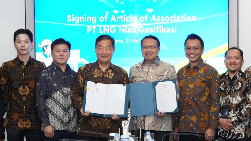 Kiri ke Kanan: Lee Seok Hwa, PT Berkat Samudra Gemilang Lines, Chang Jiwoong, Business Development Manager PT Berkat Samudra Gemilang Lines, Direktur PT Berkat Samudra Gemilang Lines, Jang Sang Kyu, Iwan Agung Firstantara Direktur Utama PLN EPI, Rakhmat Dewanto Direktur Gas dan BBM PLN EPI dan Agus Purnomo GM Project Gas & BBM PLN EPI dalam penandatanganan Anggaran Dasar PT LNG Nias Gasifikasi.