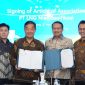 Kiri ke Kanan: Lee Seok Hwa, PT Berkat Samudra Gemilang Lines, Chang Jiwoong, Business Development Manager PT Berkat Samudra Gemilang Lines, Direktur PT Berkat Samudra Gemilang Lines, Jang Sang Kyu, Iwan Agung Firstantara Direktur Utama PLN EPI, Rakhmat Dewanto Direktur Gas dan BBM PLN EPI dan Agus Purnomo GM Project Gas & BBM PLN EPI dalam penandatanganan Anggaran Dasar PT LNG Nias Gasifikasi.