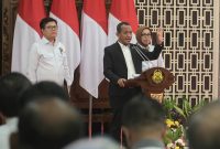 Menteri Energi dan Sumber Daya Mineral (ESDM), Bahlil Lahadalia (tengah) didampingi Direktur Jenderal Ketenagalistrikan Kementerian ESDM, Jisman P. Hutajulu (kiri), dan Direktur Jenderal Energi Baru Terbarukan dan Konservasi Energi Kementerian ESDM, Eniya Listiani Dewi (kanan) saat memaparkan Rencana Usaha Penyediaan Tenaga Listrik (RUPTL) PLN 2025-2034 di Jakarta pada Senin (26/5).