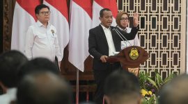 Menteri Energi dan Sumber Daya Mineral (ESDM), Bahlil Lahadalia (tengah) didampingi Direktur Jenderal Ketenagalistrikan Kementerian ESDM, Jisman P. Hutajulu (kiri), dan Direktur Jenderal Energi Baru Terbarukan dan Konservasi Energi Kementerian ESDM, Eniya Listiani Dewi (kanan) saat memaparkan Rencana Usaha Penyediaan Tenaga Listrik (RUPTL) PLN 2025-2034 di Jakarta pada Senin (26/5).