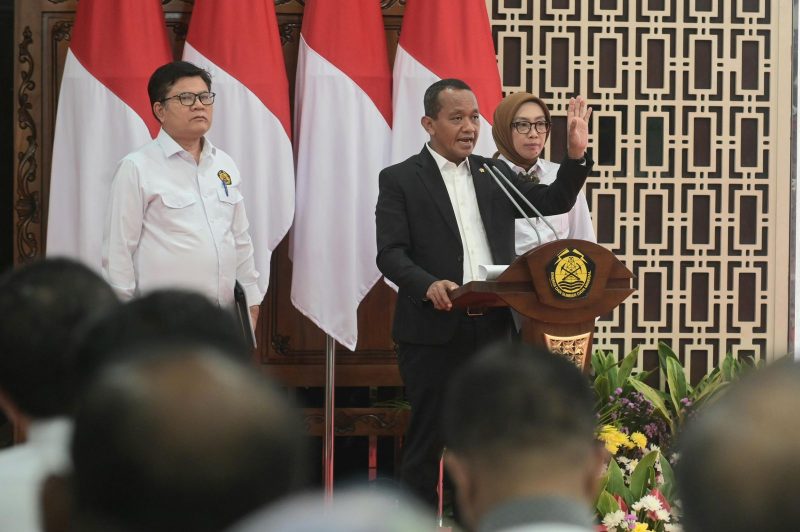 Menteri Energi dan Sumber Daya Mineral (ESDM), Bahlil Lahadalia (tengah) didampingi Direktur Jenderal Ketenagalistrikan Kementerian ESDM, Jisman P. Hutajulu (kiri), dan Direktur Jenderal Energi Baru Terbarukan dan Konservasi Energi Kementerian ESDM, Eniya Listiani Dewi (kanan) saat memaparkan Rencana Usaha Penyediaan Tenaga Listrik (RUPTL) PLN 2025-2034 di Jakarta pada Senin (26/5).