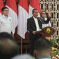 Menteri Energi dan Sumber Daya Mineral (ESDM), Bahlil Lahadalia (tengah) didampingi Direktur Jenderal Ketenagalistrikan Kementerian ESDM, Jisman P. Hutajulu (kiri), dan Direktur Jenderal Energi Baru Terbarukan dan Konservasi Energi Kementerian ESDM, Eniya Listiani Dewi (kanan) saat memaparkan Rencana Usaha Penyediaan Tenaga Listrik (RUPTL) PLN 2025-2034 di Jakarta pada Senin (26/5).