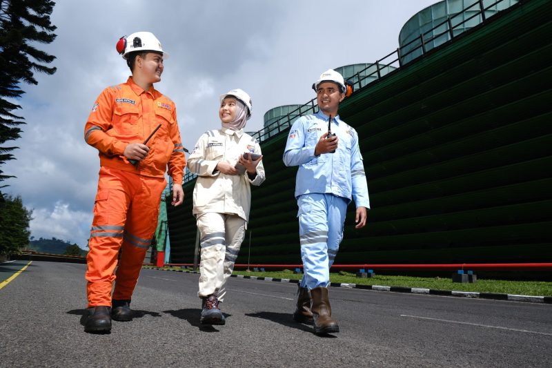 Ilustrasi petugas PLN sedang melakukan koordinasi untuk menjaga keandalan operasional Pembangkit Listrik Tenaga Panas Bumi (PLTP) Kamojang di Jawa Barat.