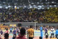 Suasana pertandingan final voli putra PLN Mobile Proliga 2025 antara Jakarta LavAni Livin Transmedia melawan Jakarta Bhayangkara Presisi di GOR Amongrogo, Yogyakarta pada Minggu (11/5). Pada pertandingan sengit ini, Jakarta Bhayangkara Presisi berhasil menjadi pemenang sekaligus memastikan gelar juara PLN Mobile Proliga 2025 setelah menang dengan skor 2-3.