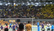 Suasana pertandingan final voli putra PLN Mobile Proliga 2025 antara Jakarta LavAni Livin Transmedia melawan Jakarta Bhayangkara Presisi di GOR Amongrogo, Yogyakarta pada Minggu (11/5). Pada pertandingan sengit ini, Jakarta Bhayangkara Presisi berhasil menjadi pemenang sekaligus memastikan gelar juara PLN Mobile Proliga 2025 setelah menang dengan skor 2-3.