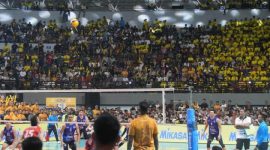 Suasana pertandingan final voli putra PLN Mobile Proliga 2025 antara Jakarta LavAni Livin Transmedia melawan Jakarta Bhayangkara Presisi di GOR Amongrogo, Yogyakarta pada Minggu (11/5). Pada pertandingan sengit ini, Jakarta Bhayangkara Presisi berhasil menjadi pemenang sekaligus memastikan gelar juara PLN Mobile Proliga 2025 setelah menang dengan skor 2-3.