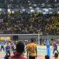 Suasana pertandingan final voli putra PLN Mobile Proliga 2025 antara Jakarta LavAni Livin Transmedia melawan Jakarta Bhayangkara Presisi di GOR Amongrogo, Yogyakarta pada Minggu (11/5). Pada pertandingan sengit ini, Jakarta Bhayangkara Presisi berhasil menjadi pemenang sekaligus memastikan gelar juara PLN Mobile Proliga 2025 setelah menang dengan skor 2-3.