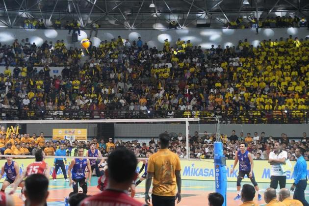 Suasana pertandingan final voli putra PLN Mobile Proliga 2025 antara Jakarta LavAni Livin Transmedia melawan Jakarta Bhayangkara Presisi di GOR Amongrogo, Yogyakarta pada Minggu (11/5). Pada pertandingan sengit ini, Jakarta Bhayangkara Presisi berhasil menjadi pemenang sekaligus memastikan gelar juara PLN Mobile Proliga 2025 setelah menang dengan skor 2-3.