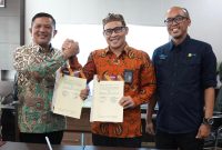 Disaksikan oleh Direktur Transmisi dan Perencanaan Sistem PLN, Evy Haryadi (kanan), Bupati Gayo Lues, Suhaidi (kiri) dan General Manager PLN Unit Induk Distribusi (UID) Aceh, Mundhakir (tengah) melakukan penandatanganan Nota Kesepahaman (Memorandum of Understanding/MoU) terkait kerja sama pemanfaatan aset Pembangkit Listrik Tenaga Mikro Hidro (PLTMH) dan pengembangan sektor ketenagalistrikan pada Kamis (22/5) di Banda Aceh.