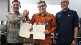 Disaksikan oleh Direktur Transmisi dan Perencanaan Sistem PLN, Evy Haryadi (kanan), Bupati Gayo Lues, Suhaidi (kiri) dan General Manager PLN Unit Induk Distribusi (UID) Aceh, Mundhakir (tengah) melakukan penandatanganan Nota Kesepahaman (Memorandum of Understanding/MoU) terkait kerja sama pemanfaatan aset Pembangkit Listrik Tenaga Mikro Hidro (PLTMH) dan pengembangan sektor ketenagalistrikan pada Kamis (22/5) di Banda Aceh.