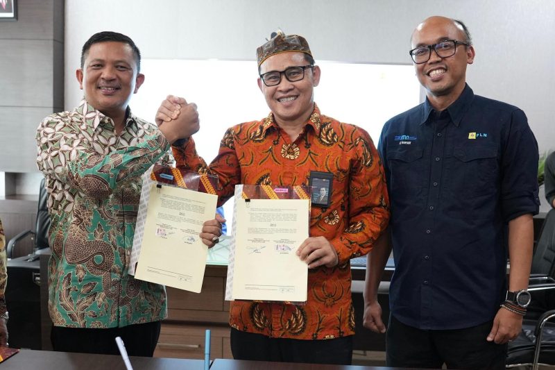 Disaksikan oleh Direktur Transmisi dan Perencanaan Sistem PLN, Evy Haryadi (kanan), Bupati Gayo Lues, Suhaidi (kiri) dan General Manager PLN Unit Induk Distribusi (UID) Aceh, Mundhakir (tengah) melakukan penandatanganan Nota Kesepahaman (Memorandum of Understanding/MoU) terkait kerja sama pemanfaatan aset Pembangkit Listrik Tenaga Mikro Hidro (PLTMH) dan pengembangan sektor ketenagalistrikan pada Kamis (22/5) di Banda Aceh.