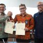 Disaksikan oleh Direktur Transmisi dan Perencanaan Sistem PLN, Evy Haryadi (kanan), Bupati Gayo Lues, Suhaidi (kiri) dan General Manager PLN Unit Induk Distribusi (UID) Aceh, Mundhakir (tengah) melakukan penandatanganan Nota Kesepahaman (Memorandum of Understanding/MoU) terkait kerja sama pemanfaatan aset Pembangkit Listrik Tenaga Mikro Hidro (PLTMH) dan pengembangan sektor ketenagalistrikan pada Kamis (22/5) di Banda Aceh.