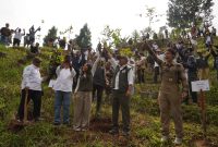 Menteri Kehutanan Raja Juli Antoni (dua dari kanan),  Sekretaris Daerah Provinsi Jawa Barat Herman Suryatman (dua dari kiri), serta  influencer lingkungan Jerhemy Owen bersama PLN Nusantara Power saat penanaman puluhan ribu pohon di kawasan Hulu Ciliwung, tepatnya di Cibulao, Jawa Barat, mencakup lebih dari 600 hektar lahan terdegradasi.