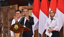 Menteri Energi dan Sumber Daya Mineral (ESDM), Bahlil Lahadalia (tengah) didampingi Direktur Jenderal Ketenagalistrikan Kementerian ESDM, Jisman P. Hutajulu (kiri), dan Direktur Jenderal Energi Baru Terbarukan dan Konservasi Energi Kementerian ESDM, Eniya Listiani Dewi (kanan) saat memaparkan Rencana Usaha Penyediaan Tenaga Listrik (RUPTL) PLN 2025-2034 di Jakarta pada Senin (26/5). Dalam paparannya, Bahlil menyampaikan, guna memperkuat infrastruktur kelistrikan nasional, akan ada penambahan jaringan transmisi sepanjang 47.758 kms dan gardu induk dengan total kapasitas 107.950 MVA hingga sepuluh tahun ke depan.