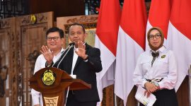 Menteri Energi dan Sumber Daya Mineral (ESDM), Bahlil Lahadalia (tengah) didampingi Direktur Jenderal Ketenagalistrikan Kementerian ESDM, Jisman P. Hutajulu (kiri), dan Direktur Jenderal Energi Baru Terbarukan dan Konservasi Energi Kementerian ESDM, Eniya Listiani Dewi (kanan) saat memaparkan Rencana Usaha Penyediaan Tenaga Listrik (RUPTL) PLN 2025-2034 di Jakarta pada Senin (26/5). Dalam paparannya, Bahlil menyampaikan, guna memperkuat infrastruktur kelistrikan nasional, akan ada penambahan jaringan transmisi sepanjang 47.758 kms dan gardu induk dengan total kapasitas 107.950 MVA hingga sepuluh tahun ke depan.
