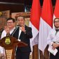 Menteri Energi dan Sumber Daya Mineral (ESDM), Bahlil Lahadalia (tengah) didampingi Direktur Jenderal Ketenagalistrikan Kementerian ESDM, Jisman P. Hutajulu (kiri), dan Direktur Jenderal Energi Baru Terbarukan dan Konservasi Energi Kementerian ESDM, Eniya Listiani Dewi (kanan) saat memaparkan Rencana Usaha Penyediaan Tenaga Listrik (RUPTL) PLN 2025-2034 di Jakarta pada Senin (26/5). Dalam paparannya, Bahlil menyampaikan, guna memperkuat infrastruktur kelistrikan nasional, akan ada penambahan jaringan transmisi sepanjang 47.758 kms dan gardu induk dengan total kapasitas 107.950 MVA hingga sepuluh tahun ke depan.