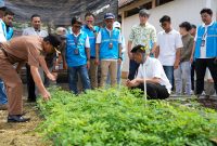 Gusti Marrel bersama tim PLN EPI memeriksa Bibit Tanaman Multifungsi di Rumah Bibit Kalurahan Gombang yang nantinya mendukung pengembangan usaha berkelanjutan dan meningkatkan ekonomi warga di sekitar Gunungkidul.