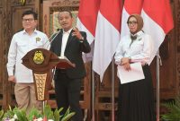 Menteri Energi dan Sumber Daya Mineral (ESDM), Bahlil Lahadalia (tengah), Direktur Jenderal Ketenagalistrikan Kementerian ESDM, Jisman P. Hutajulu (kiri) dan Direktur Jenderal Energi Baru Terbarukan dan Konservasi Energi Kementerian ESDM, Eniya Listiani Dewi (kanan) saat mengumumkan Rencana Usaha Penyediaan Tenaga Listrik (RUPTL) 2025-2034 di Jakarta, Senin (26/5). Bahlil menyampaikan, melalui RUPTL ini pembangunan pembangkit energi baru terbarukan (EBT) dirancang menjangkau seluruh penjuru negeri guna mewujudkan ketahanan energi nasional.