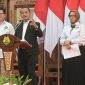 Menteri Energi dan Sumber Daya Mineral (ESDM), Bahlil Lahadalia (tengah), Direktur Jenderal Ketenagalistrikan Kementerian ESDM, Jisman P. Hutajulu (kiri) dan Direktur Jenderal Energi Baru Terbarukan dan Konservasi Energi Kementerian ESDM, Eniya Listiani Dewi (kanan) saat mengumumkan Rencana Usaha Penyediaan Tenaga Listrik (RUPTL) 2025-2034 di Jakarta, Senin (26/5). Bahlil menyampaikan, melalui RUPTL ini pembangunan pembangkit energi baru terbarukan (EBT) dirancang menjangkau seluruh penjuru negeri guna mewujudkan ketahanan energi nasional.