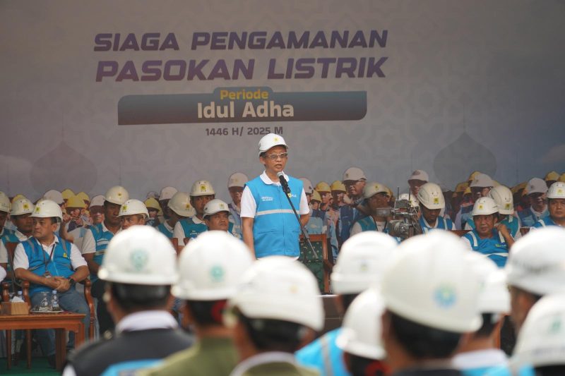 Direktur Distribusi PLN, Adi Priyanto selaku pembina Apel Siaga Pengamanan Pasokan Listrik Iduladha 1446 H menyampaikan bahwa sistem kelistrikan nasional menjelang perayaan Iduladha berada dalam kondisi optimal. Dalam periode siaga ini, PLN mengerahkan 43.493 personel yang bersiaga 24 jam nonstop di sebanyak 17.633 posko kelistrikan di titik lokasi yang menjadi prioritas.