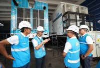 Direktur Distribusi PLN, Adi Priyanto (kedua dari kanan) bersama EVP ODJ PLN, Agus Kuswardoyo (kanan), General Manager PLN UID Jakarta Raya, Moch. Andy Adchaminoerdin (kiri), dan Manager PLN UP3 Bulungan, Dasih Listyanto (kedua dari kiri) saat melakukan final check seluruh instalasi kelistrikan sebelum pertandingan Kualifikasi Piala Dunia 2026 Zona Asia antara Indonesia melawan China di Stadion Utama Gelora Bung Karno, Kamis (5/6).