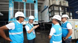 Direktur Distribusi PLN, Adi Priyanto (kedua dari kanan) bersama EVP ODJ PLN, Agus Kuswardoyo (kanan), General Manager PLN UID Jakarta Raya, Moch. Andy Adchaminoerdin (kiri), dan Manager PLN UP3 Bulungan, Dasih Listyanto (kedua dari kiri) saat melakukan final check seluruh instalasi kelistrikan sebelum pertandingan Kualifikasi Piala Dunia 2026 Zona Asia antara Indonesia melawan China di Stadion Utama Gelora Bung Karno, Kamis (5/6).