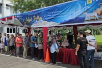 Antusiasme warga Kalimantan Barat saat menukarkan kupon daging kurban dari PT PLN (Persero) di PLN Unit Induk Distribusi Kalimantan Barat pada Sabtu (7/6). Momen berbagi di hari Iduladha ini menghadirkan kebahagiaan dan kehangatan untuk banyak keluarga.