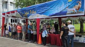 Antusiasme warga Kalimantan Barat saat menukarkan kupon daging kurban dari PT PLN (Persero) di PLN Unit Induk Distribusi Kalimantan Barat pada Sabtu (7/6). Momen berbagi di hari Iduladha ini menghadirkan kebahagiaan dan kehangatan untuk banyak keluarga.