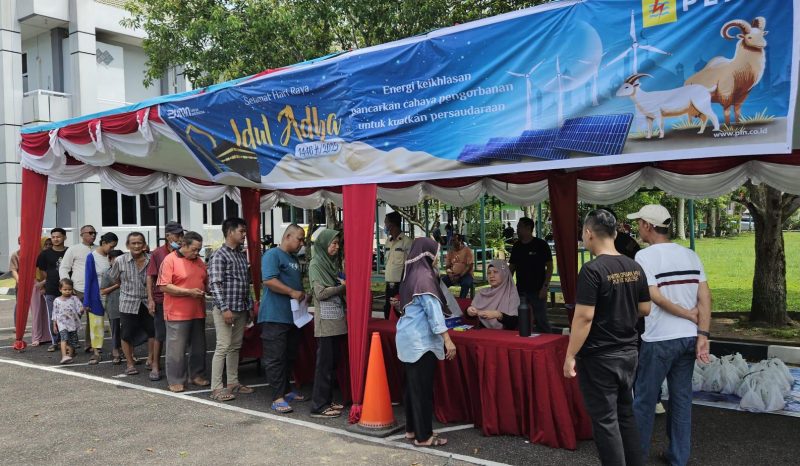 Antusiasme warga Kalimantan Barat saat menukarkan kupon daging kurban dari PT PLN (Persero) di PLN Unit Induk Distribusi Kalimantan Barat pada Sabtu (7/6). Momen berbagi di hari Iduladha ini menghadirkan kebahagiaan dan kehangatan untuk banyak keluarga.