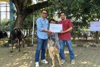 Harmanto, Senior Manager PLN NP UP Muara Tawar (kiri) menyampaikan hewan qurban kepada Muhammad HY, Ketua Panitia Idul Adha Masjid Nurul Anwar, Desa Pantai Makmur, Bekasi (kanan). Program qurban ini merupakan bagian dari inisiatif CSR “PLN Peduli by Nusantara Power”, yang dilaksanakan serentak oleh unit-unit pembangkit PLN NP di seluruh Nusantara.