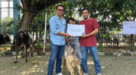 Harmanto, Senior Manager PLN NP UP Muara Tawar (kiri) menyampaikan hewan qurban kepada Muhammad HY, Ketua Panitia Idul Adha Masjid Nurul Anwar, Desa Pantai Makmur, Bekasi (kanan). Program qurban ini merupakan bagian dari inisiatif CSR “PLN Peduli by Nusantara Power”, yang dilaksanakan serentak oleh unit-unit pembangkit PLN NP di seluruh Nusantara.