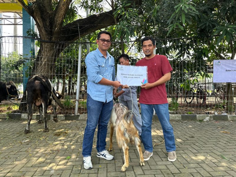 Harmanto, Senior Manager PLN NP UP Muara Tawar (kiri) menyampaikan hewan qurban kepada Muhammad HY, Ketua Panitia Idul Adha Masjid Nurul Anwar, Desa Pantai Makmur, Bekasi (kanan). Program qurban ini merupakan bagian dari inisiatif CSR “PLN Peduli by Nusantara Power”, yang dilaksanakan serentak oleh unit-unit pembangkit PLN NP di seluruh Nusantara.