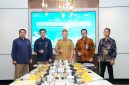 Bupati Gunung Mas Jaya Samaya Monong (tengah), Direktur Biomassa PLN Energi Primer Indonesia Antonius Aris Sudjatmiko (dua dari kiri), Vice President Primary Energy Planning and Control PLN Nusantara Power Eko Ariyanto (dua dari kanan) sesaat setelah menandatangani perjanjian kerja sama tentang Pengembangan Potensi Daerah dalam Mendukung Transisi Energi dan Pencapaian Target Net Zero Emission. Penandangatangan kerja sama ini disaksikan oleh Direktur Utama PLN EPI Iwan Agung Firstantara (kiri) dan Manajer PLN NP UP Pulang Pisau Deni Rahmat (kanan).