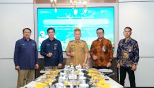 Bupati Gunung Mas Jaya Samaya Monong (tengah), Direktur Biomassa PLN Energi Primer Indonesia Antonius Aris Sudjatmiko (dua dari kiri), Vice President Primary Energy Planning and Control PLN Nusantara Power Eko Ariyanto (dua dari kanan) sesaat setelah menandatangani perjanjian kerja sama tentang Pengembangan Potensi Daerah dalam Mendukung Transisi Energi dan Pencapaian Target Net Zero Emission. Penandangatangan kerja sama ini disaksikan oleh Direktur Utama PLN EPI Iwan Agung Firstantara (kiri) dan Manajer PLN NP UP Pulang Pisau Deni Rahmat (kanan).