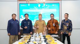 Bupati Gunung Mas Jaya Samaya Monong (tengah), Direktur Biomassa PLN Energi Primer Indonesia Antonius Aris Sudjatmiko (dua dari kiri), Vice President Primary Energy Planning and Control PLN Nusantara Power Eko Ariyanto (dua dari kanan) sesaat setelah menandatangani perjanjian kerja sama tentang Pengembangan Potensi Daerah dalam Mendukung Transisi Energi dan Pencapaian Target Net Zero Emission. Penandangatangan kerja sama ini disaksikan oleh Direktur Utama PLN EPI Iwan Agung Firstantara (kiri) dan Manajer PLN NP UP Pulang Pisau Deni Rahmat (kanan).