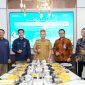Bupati Gunung Mas Jaya Samaya Monong (tengah), Direktur Biomassa PLN Energi Primer Indonesia Antonius Aris Sudjatmiko (dua dari kiri), Vice President Primary Energy Planning and Control PLN Nusantara Power Eko Ariyanto (dua dari kanan) sesaat setelah menandatangani perjanjian kerja sama tentang Pengembangan Potensi Daerah dalam Mendukung Transisi Energi dan Pencapaian Target Net Zero Emission. Penandangatangan kerja sama ini disaksikan oleh Direktur Utama PLN EPI Iwan Agung Firstantara (kiri) dan Manajer PLN NP UP Pulang Pisau Deni Rahmat (kanan).