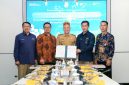 Kiri ke Kanan:  Iwan Agung Firstantara Direktur Utama  PLN Energi Primer Indonesia, 
Eko Ariyanto VP Energy Planing and Control 1 PLN Nusantara Power, Jaya Samaya Monong  Bupati Gunung Mas, Antonius Aris Sudjatmiko Direktur Biomassa PLN EPI dan Deni Rahmat Manager UP Pulang Pisau PLN Nusantara Power dalam acara Penandatanganan Nota Kesepahaman Pengembangan Potensi Daerah Dalam Mendukung Transisi Energi dan Pencapaian Target Net Zero Emission di Jakarta pada Selasa (10/6).