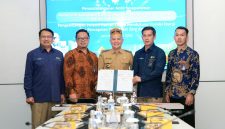 Kiri ke Kanan:  Iwan Agung Firstantara Direktur Utama  PLN Energi Primer Indonesia, 
Eko Ariyanto VP Energy Planing and Control 1 PLN Nusantara Power, Jaya Samaya Monong  Bupati Gunung Mas, Antonius Aris Sudjatmiko Direktur Biomassa PLN EPI dan Deni Rahmat Manager UP Pulang Pisau PLN Nusantara Power dalam acara Penandatanganan Nota Kesepahaman Pengembangan Potensi Daerah Dalam Mendukung Transisi Energi dan Pencapaian Target Net Zero Emission di Jakarta pada Selasa (10/6).