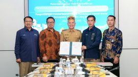 Kiri ke Kanan:  Iwan Agung Firstantara Direktur Utama  PLN Energi Primer Indonesia, 
Eko Ariyanto VP Energy Planing and Control 1 PLN Nusantara Power, Jaya Samaya Monong  Bupati Gunung Mas, Antonius Aris Sudjatmiko Direktur Biomassa PLN EPI dan Deni Rahmat Manager UP Pulang Pisau PLN Nusantara Power dalam acara Penandatanganan Nota Kesepahaman Pengembangan Potensi Daerah Dalam Mendukung Transisi Energi dan Pencapaian Target Net Zero Emission di Jakarta pada Selasa (10/6).