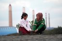 Menanam pohon menjadi bagian dari program strategis PLN Nusantara Power dalam memberikan nilai lebih bagi masyarakat dan lingkungan. Perusahaan mendukung upaya MLH Muhammadiyah dalam program Sedekah Oksigen di Bojonegoro dengan memberikan 3.000 bibit beserta pupuk kandang dan ajir yang diserahkan pada Ahad (8/6) lalu. (Foto ilustrasi)