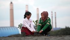 Menanam pohon menjadi bagian dari program strategis PLN Nusantara Power dalam memberikan nilai lebih bagi masyarakat dan lingkungan. Perusahaan mendukung upaya MLH Muhammadiyah dalam program Sedekah Oksigen di Bojonegoro dengan memberikan 3.000 bibit beserta pupuk kandang dan ajir yang diserahkan pada Ahad (8/6) lalu. (Foto ilustrasi)