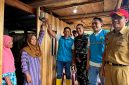 General Manager PLN Unit Induk Distribusi Sulawesi Selatan, Sulawesi Tenggara, dan Sulawesi Barat, Edyansyah (ketiga dari kiri), menyalakan listrik secara simbolis di rumah salah satu warga, Ani (kedua dari kiri), dalam acara Peresmian Listrik Kampung Menra di Kampung Menra, Desa Arabika, Kecamatan Sinjai Barat, Kabupaten Sinjai, Sulawesi Selatan pada Senin (2/6).
