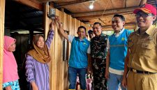 General Manager PLN Unit Induk Distribusi Sulawesi Selatan, Sulawesi Tenggara, dan Sulawesi Barat, Edyansyah (ketiga dari kiri), menyalakan listrik secara simbolis di rumah salah satu warga, Ani (kedua dari kiri), dalam acara Peresmian Listrik Kampung Menra di Kampung Menra, Desa Arabika, Kecamatan Sinjai Barat, Kabupaten Sinjai, Sulawesi Selatan pada Senin (2/6).