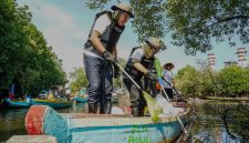 Plt. Direktur Human Capital Management & Administrasi PLN Nusantara Power Komang Parmita bersama Direktur Pengendalian Pencemaran dan Kerusakan Wilayah Pesisir dan Laut Kementerian Lingkungan Hidup Sayid Muhadhar terjun langsung ikut membersihkan sampah di permukaan sungai pada kegiatan Zero Waste Warriors di Kampung Nelayan Mandala Jaya, Kecamatan Taruma Jaya, Kabupaten Bekasi pada Kamis (12/6).