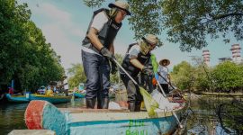 Plt. Direktur Human Capital Management & Administrasi PLN Nusantara Power Komang Parmita bersama Direktur Pengendalian Pencemaran dan Kerusakan Wilayah Pesisir dan Laut Kementerian Lingkungan Hidup Sayid Muhadhar terjun langsung ikut membersihkan sampah di permukaan sungai pada kegiatan Zero Waste Warriors di Kampung Nelayan Mandala Jaya, Kecamatan Taruma Jaya, Kabupaten Bekasi pada Kamis (12/6).