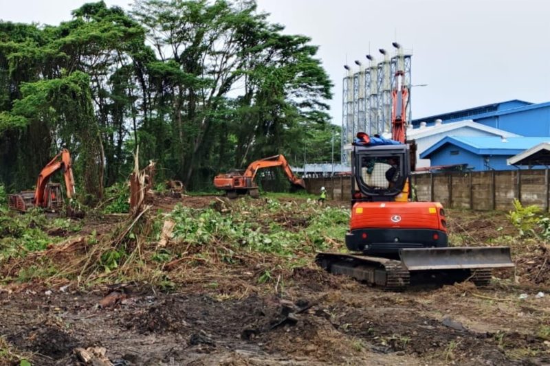 PT LNG Nias Gasifikasi, Special Purpose Company (SPC) yang didirikan PLN Energi Primer Indonesia bersama PT Berkat Samudra Gemilang Lines (BSGL) guna mengembangkan infrastruktur LNG di Klaster Nias, Sumatera Utara melakukan proses pembersihan lahan (land clearing) sebagai awal tanda dimulainya  konstruksi proyek gasifikasi klaster Nias pada Rabu (11/6).